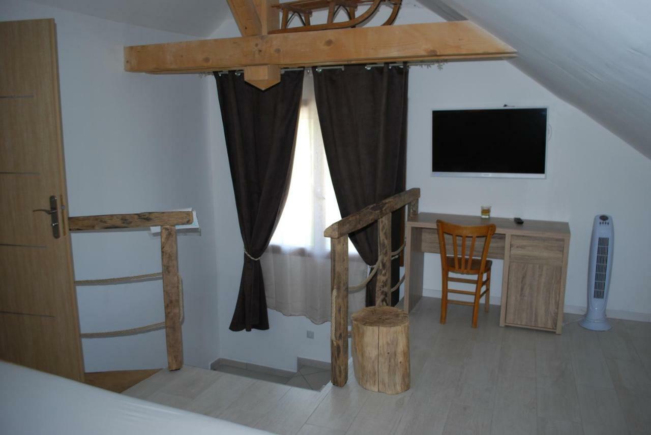 La Ferme De Coron Bed & Breakfast Belley Bagian luar foto
